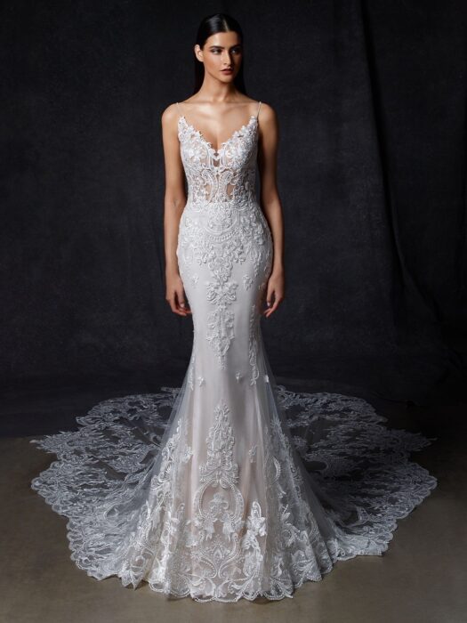 Puderfarbenes Fit-and-Flare-Brautkleid mit 3D-Spitze, transparentem Top mit Spaghettiträgern, tiefem Rückenausschnitt und Schleppe von Enzoani, Modell Olyvia