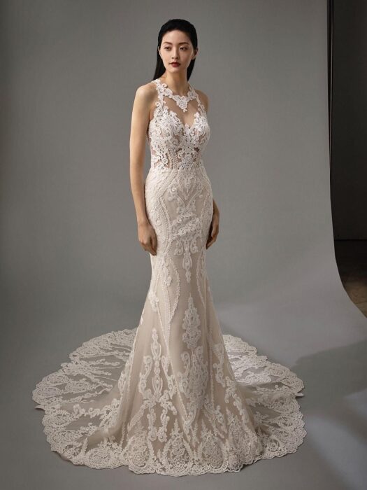 Puderfarbenes Brautkleid im Fit-and-Flare-Stil mit 3D-Spitze, transparentem Spitzentop, Illusion-Ausschnitt, Tattoo-Effekt und Schleppe von Blue by Enzoani, Modell Marci