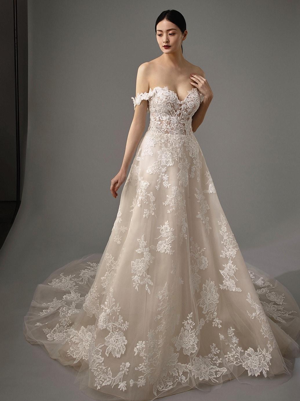 Puderfarbenes Brautkleid im Prinzesschnitt mit 3D-Spitze, transparentem Top, Sweetheart-Ausschnitt, Offshoulder-Trägern und Schleppe von Blue by Enzoani, Modell Mariane