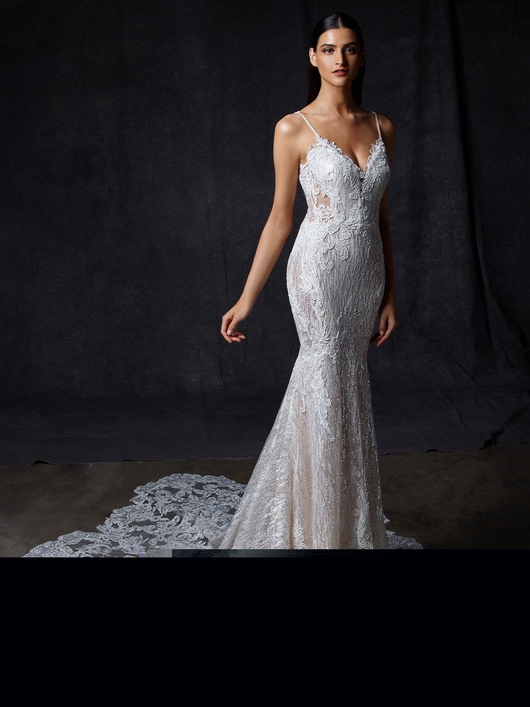 Puderfarbenes Fit-and-Flare-Brautkleid mit 3D-Spitze, Spaghettiträgern, Transparenz, tiefem Rückenausschnitt und Schleppe von Enzoani, Modell Omaira