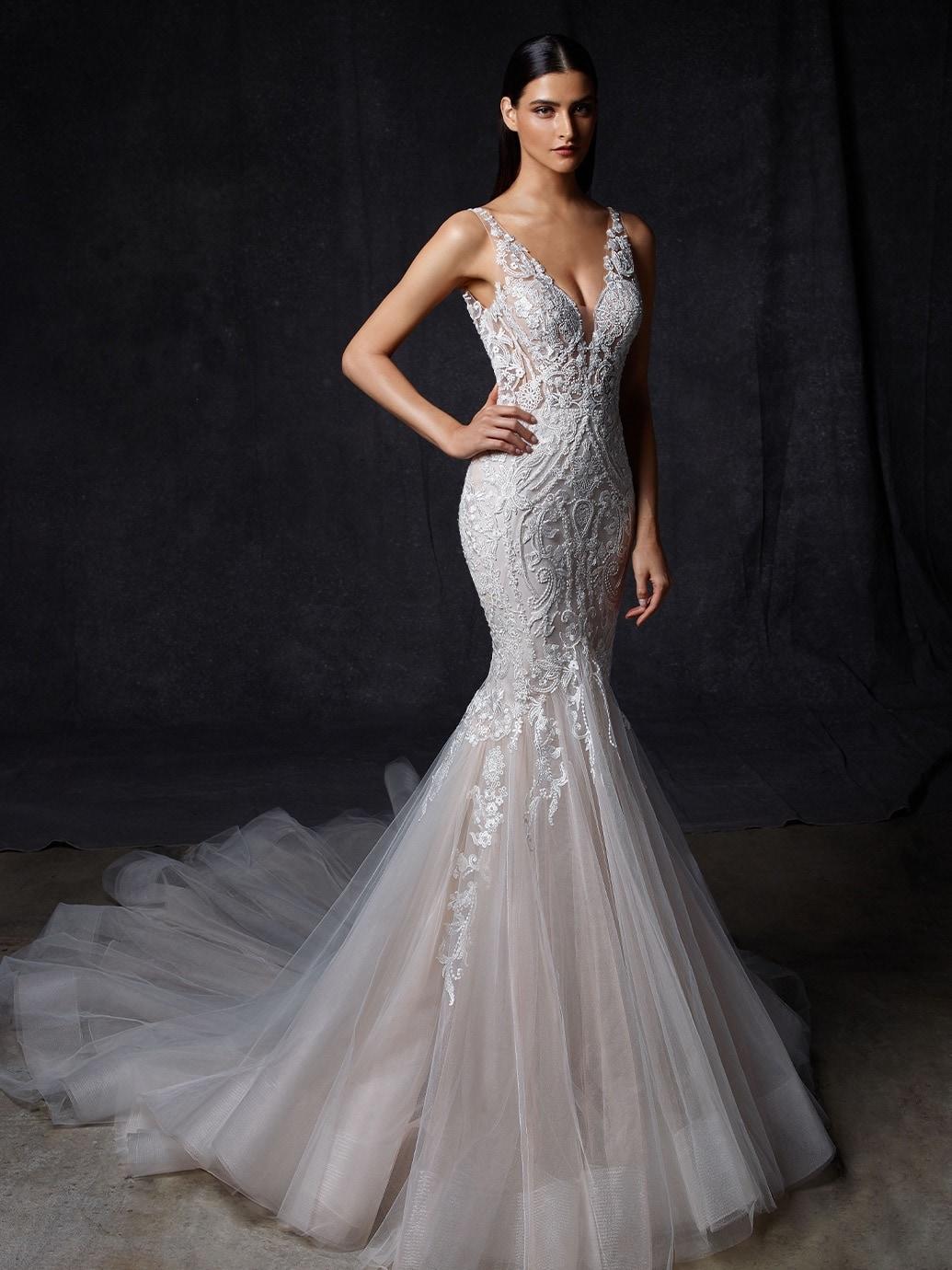 Puderfarbenes Fit-and-Flare-Brautkleid mit Kontrastspitze, Plunge-Ausschnitt, tiefem Rücken und Schleppe von Enzoani, Modell Olinda
