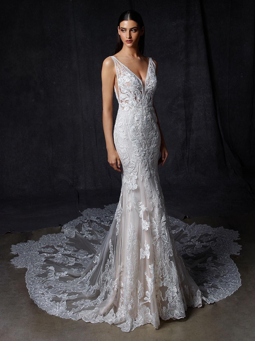 Puderfarbenes Brautkleid mit 3D-Spitze im Fit-and-Flare-Schnitt mit transparentem Top, Plunge-Ausschnitt und tiefem Rücken von Enzoani, Modell Olaya