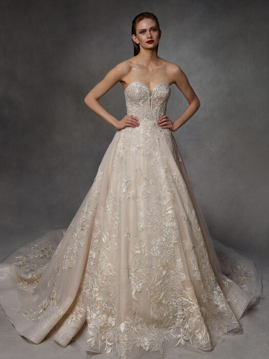 Puderfarbenes Brautkleid im Prinzessstil mit goldenen Stickereien und trägerloser Korsage von Badgley Mischka, Modell Dani