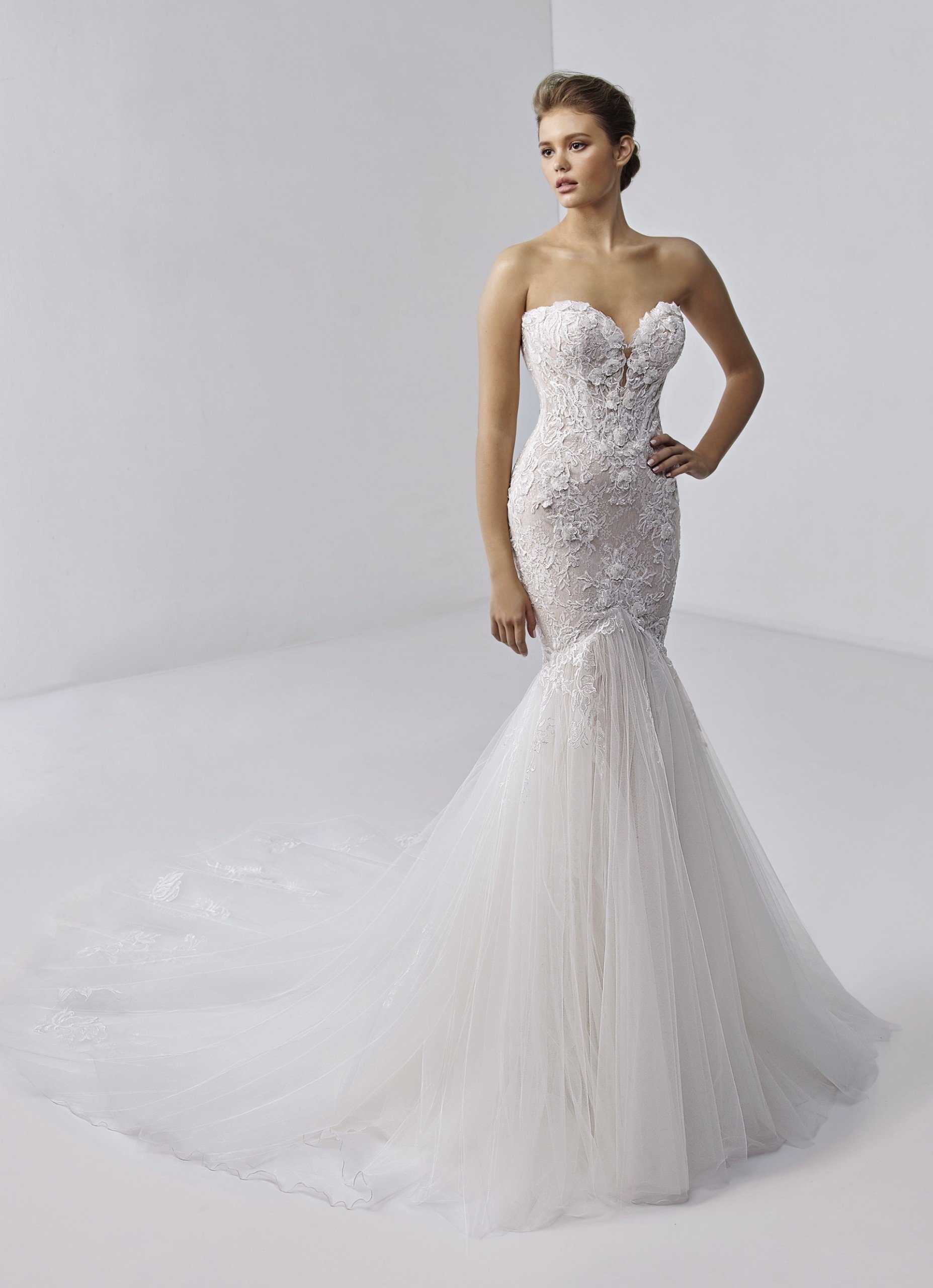 Fit-and-Flare-Brautkleid in Rosa mit bestickter 3D-Spitze und trägerlosem Sweetheart-Ausschnitt von Etoile, Modell Angelique
