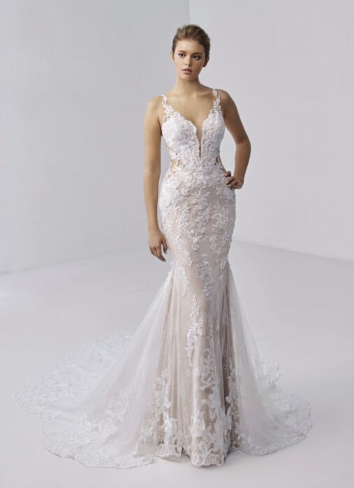 Rückenfreies Fit-and-Flare-Hochzeitskleid in Rosa mit Plunge-Ausschnitt und Schleppe von Etoile, Modell Adrianna
