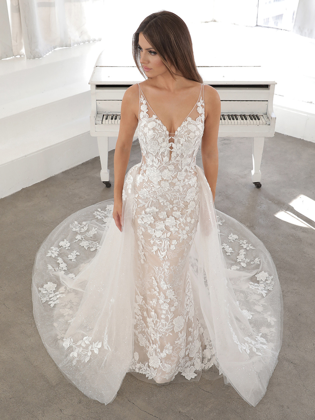 Rosafarbenes Fit-and-Flare-Brautkleid mit 3D-Spitze und abnehmbarer Schleppe von Blue by Enzoani, Modell Nefertiti