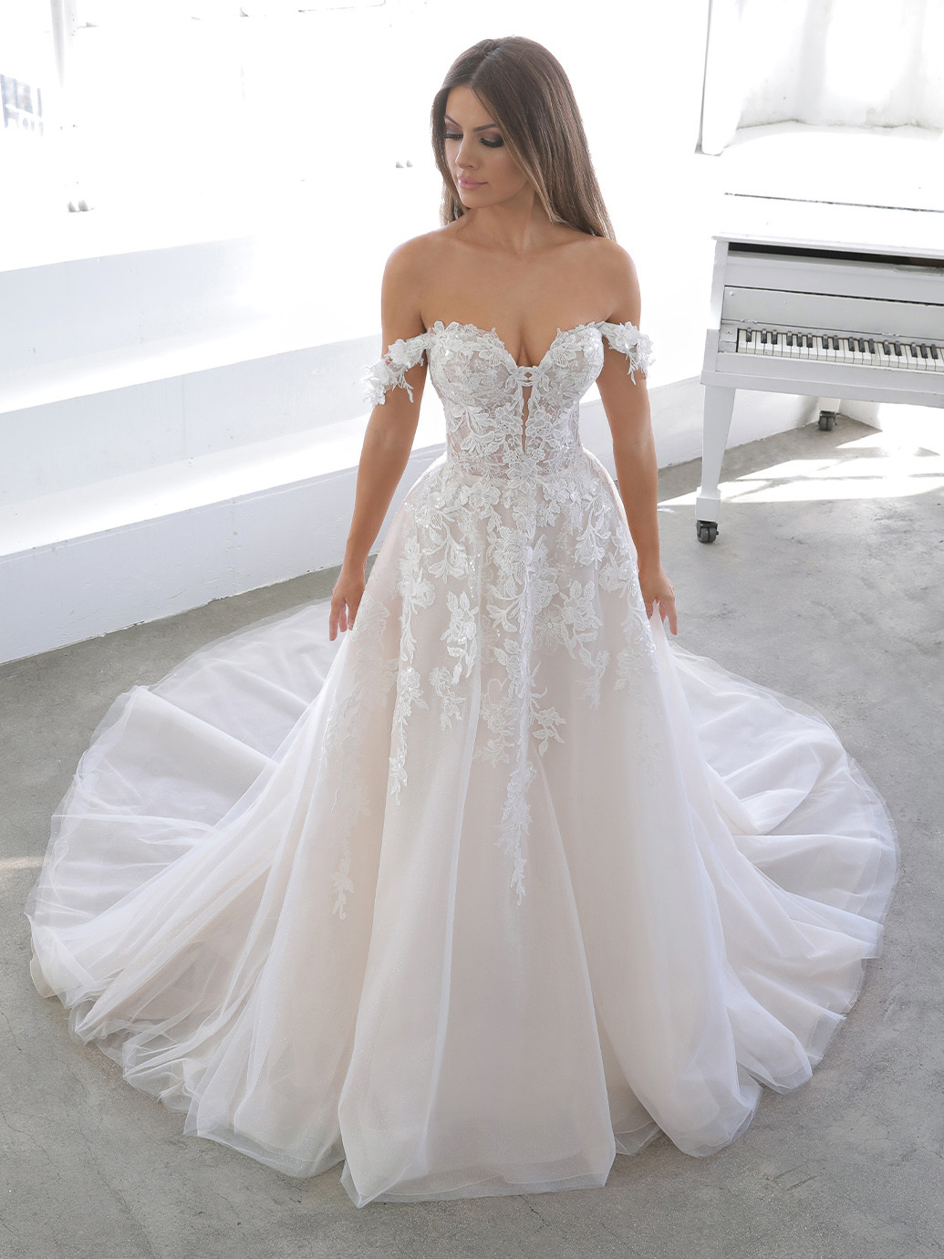 Hochzeitskleid im Prinzessschnitt mit Ausschnitt in Herzform und Off-Shoulder-Trägern von Blue by Enzoani, Modell Netta