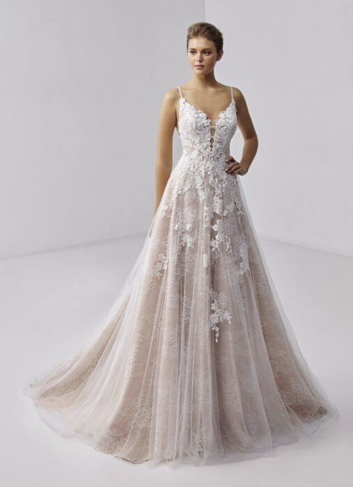 Rosa Prinzessbrautkleid mit 3D-Spitze, Plunge-Ausschnitt und Spaghettiträgern von Etoile, Modell Chloe