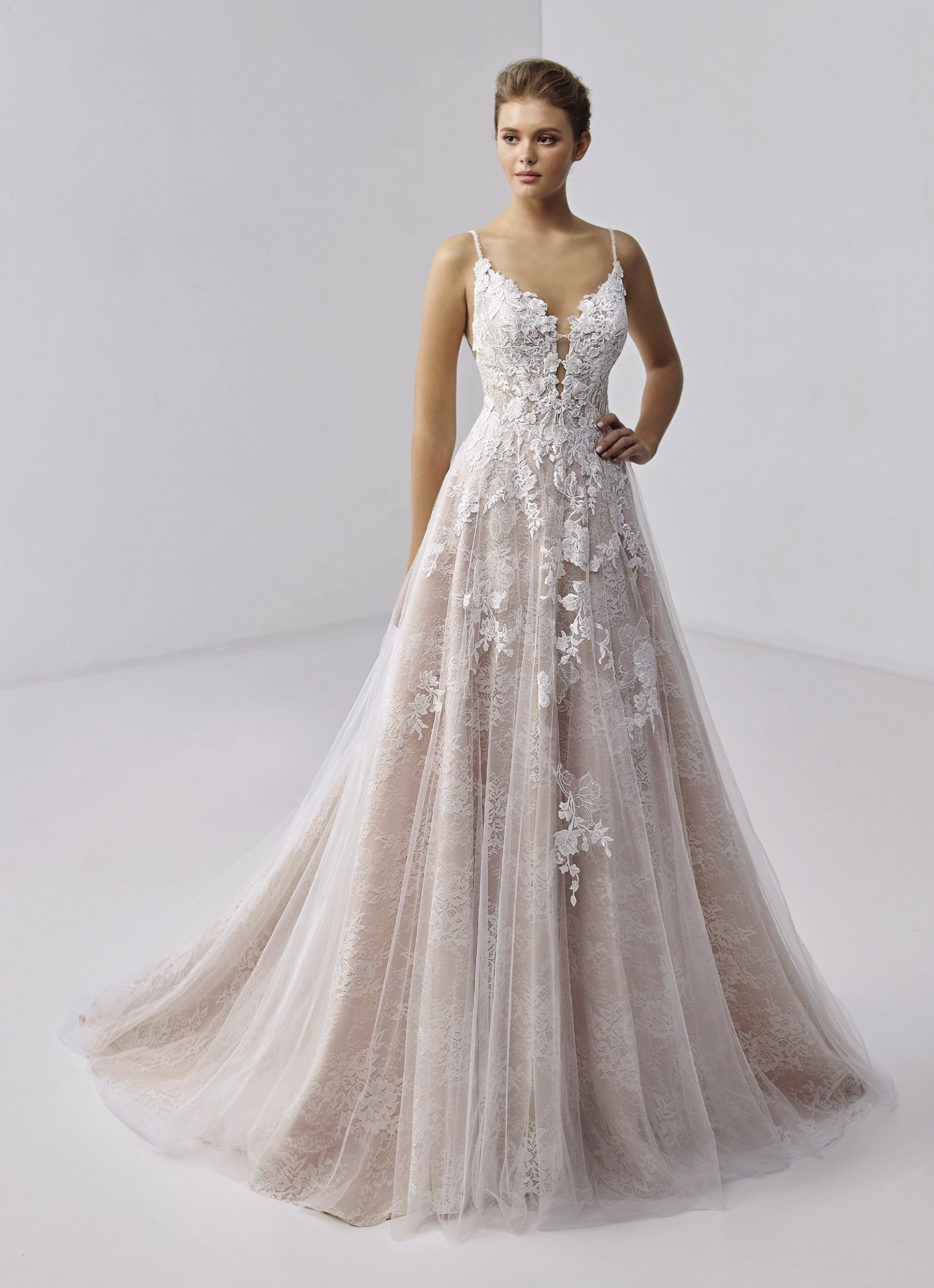 Rosa Prinzessbrautkleid mit 3D-Spitze, Plunge-Ausschnitt und Spaghettiträgern von Etoile, Modell Chloe