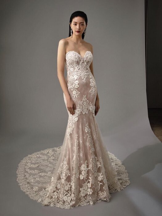 Fit-and-Flare-Brautkleid in Rosé mit 3D-Spitze, Sweetheart-Ausschnitt und Schleppe, mit oder ohne Offshoulder-Träger, von Blue by Enzoani, Modell Mareena