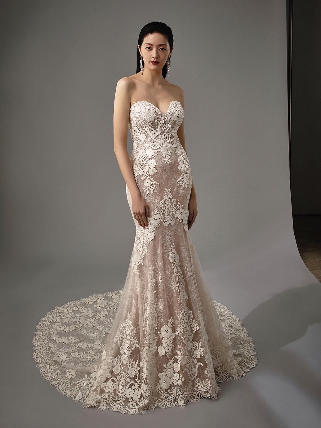 Fit-and-Flare-Brautkleid in Rosé mit 3D-Spitze, Sweetheart-Ausschnitt und Schleppe, mit oder ohne Offshoulder-Träger, von Blue by Enzoani, Modell Mareena