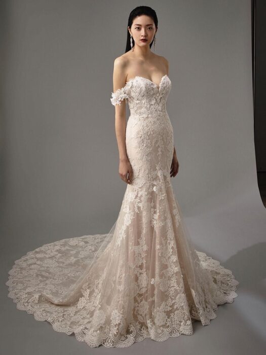 Rosafarbenes Fit-and-Flare-Brautkleid mit Schleppe, Sweetheart-Ausschnitt und Offshoulder-Trägern von Blue by Enzoani, Modell Marija