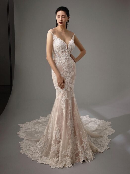 Fit-and-Flare-Brautkleid in Rosa mit 3D-Spitze, Plunge-Ausschnitt, Offshoulder-Trägern, Rücken-Cut-out und Schleppe von Blue by Enzoani, Modell Mc Kenna