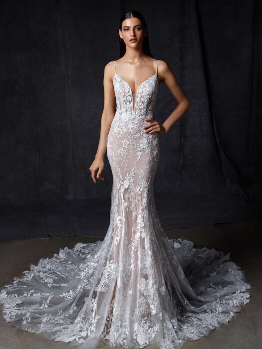 Rosafarbenes Fit-and-Flare-Brautkleid mit 3D-Spitze, Plunge-Ausschnitt, Spaghettiträgern und tiefem Rücken von Enzoani, Modell Ora