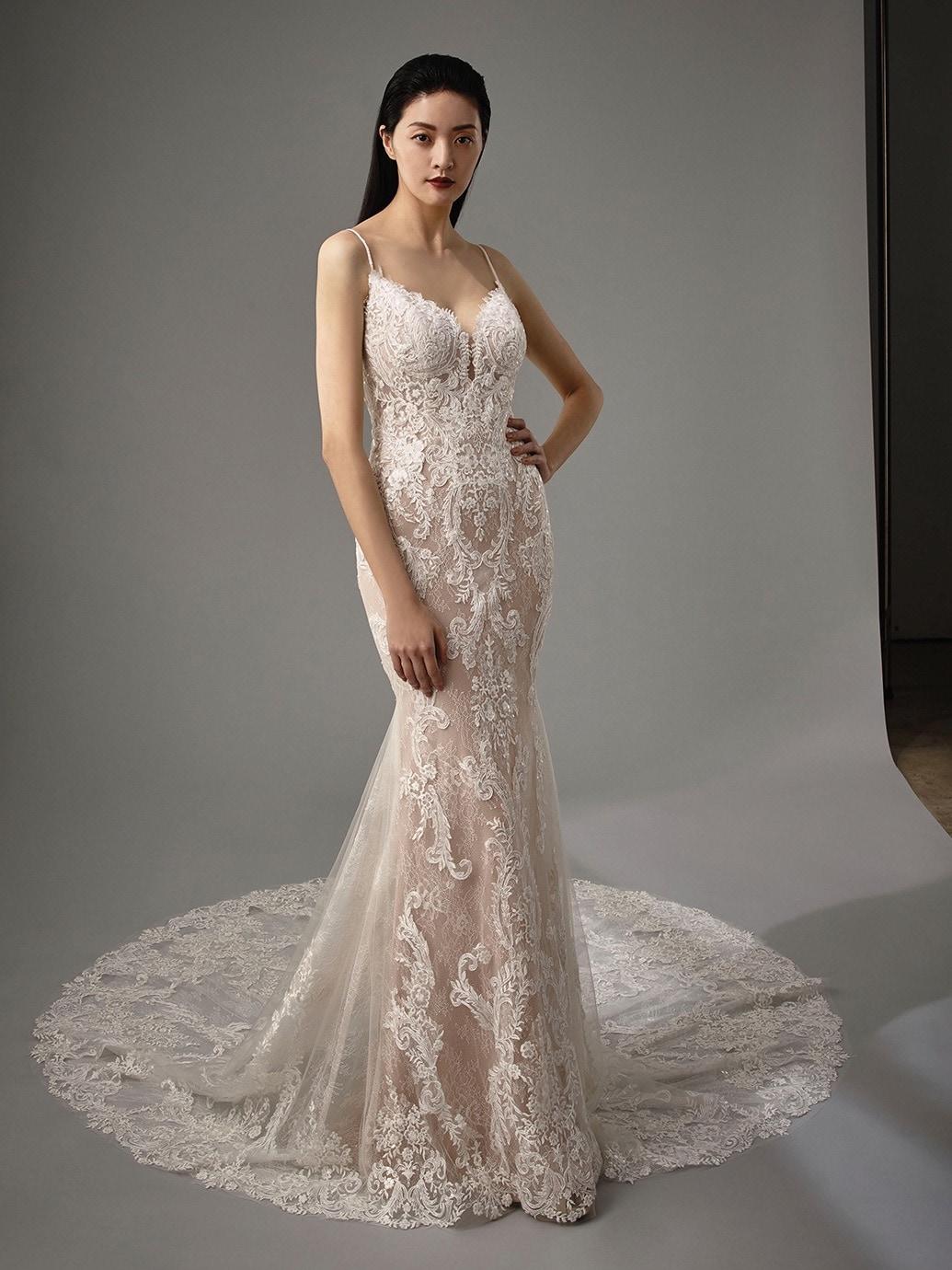 Rosafarbenes Fit-and-Flare-Brautkleid mit 3D-Spitze, Spaghettiträgern, tiefem Rückenausschnitt und Schleppe von Blue by Enzoani, Modell Martina