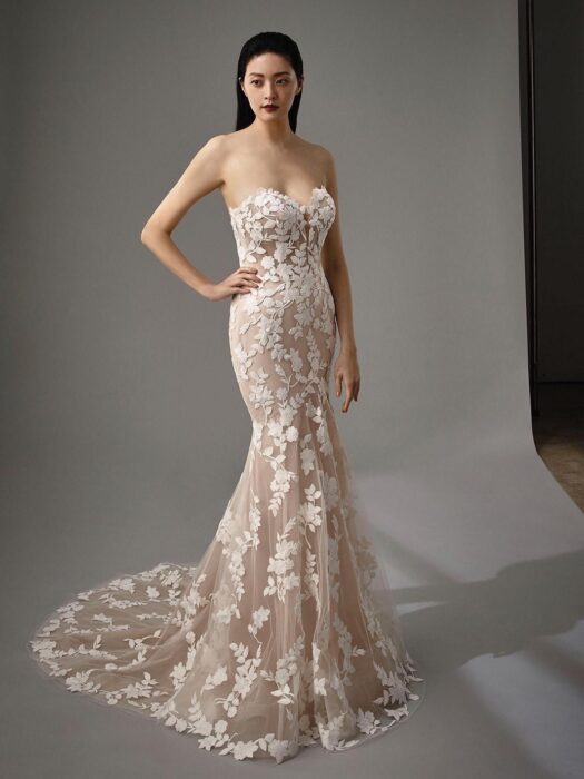 Fit-and-Flare-Brautkleid in Rosa mit 3D-Spitze, trägerlosem Sweetheart-Ausschnitt und Schleppe von Blue by Enzoani, Modell Milan