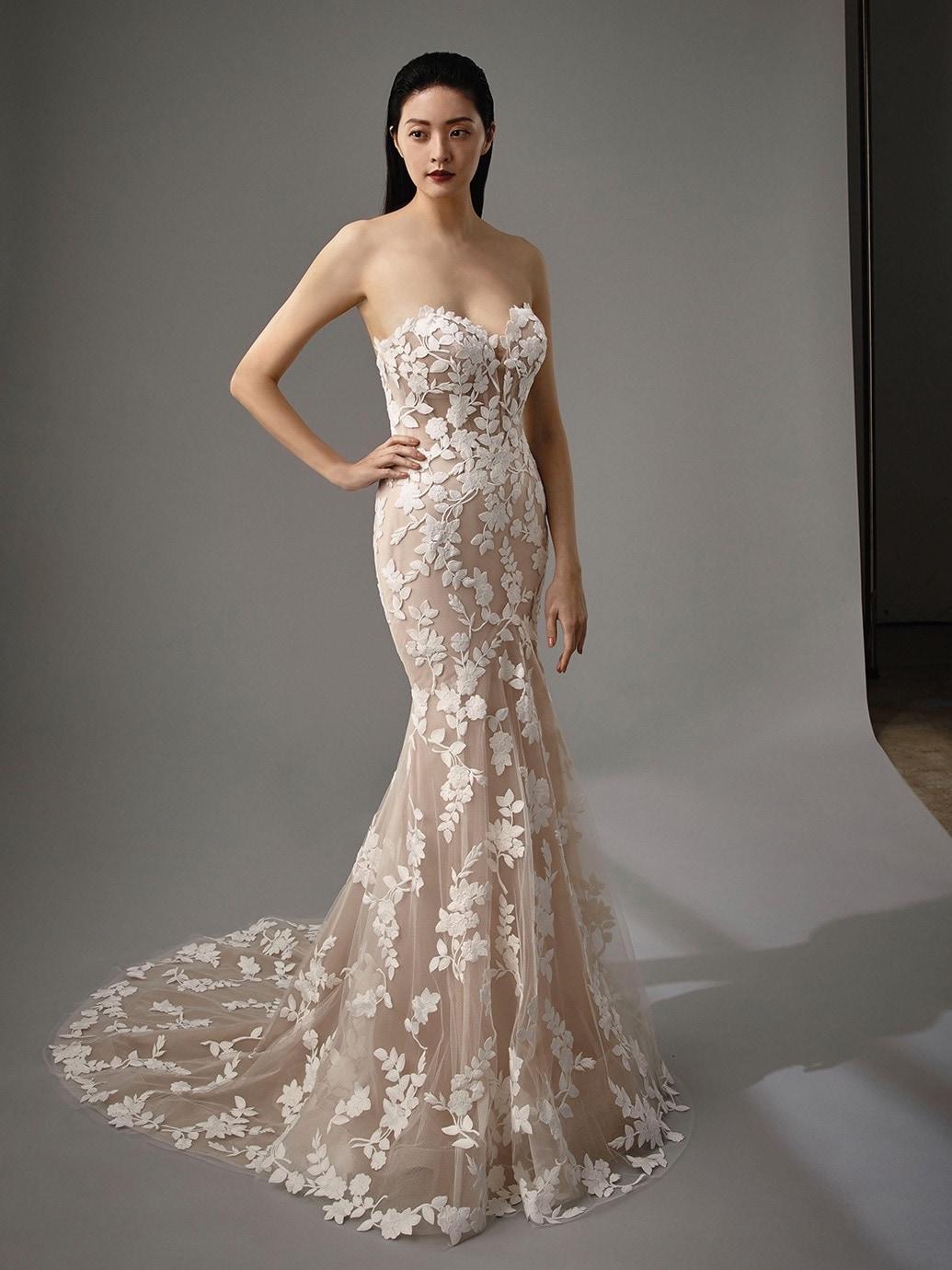 Fit-and-Flare-Brautkleid in Rosa mit 3D-Spitze, trägerlosem Sweetheart-Ausschnitt und Schleppe von Blue by Enzoani, Modell Milan