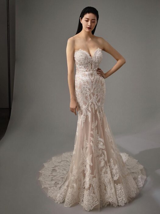 Rosafarbenes Fit-and-Flare-Brautkleid mit 3D-Spitze, trägerlosem Sweetheart-Ausschnitt und Schleppe von Blue by Enzoani, Modell Monique