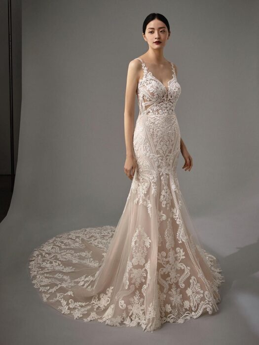 Rosafarbenes Brautkleid im Fit-and-Flare-Schnitt mit 3D-Spitze, transparentem Top und Schleppe von Blue by Enzoani, Modell Marianna