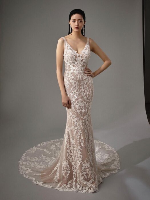 Rosafarbenes Brautkleid im Fit-and-Flare-Stil mit 3D-Spitze, V-Ausschnitt, tiefem Rücken und Schleppe von Blue by Enzoani, Modell Mirinda