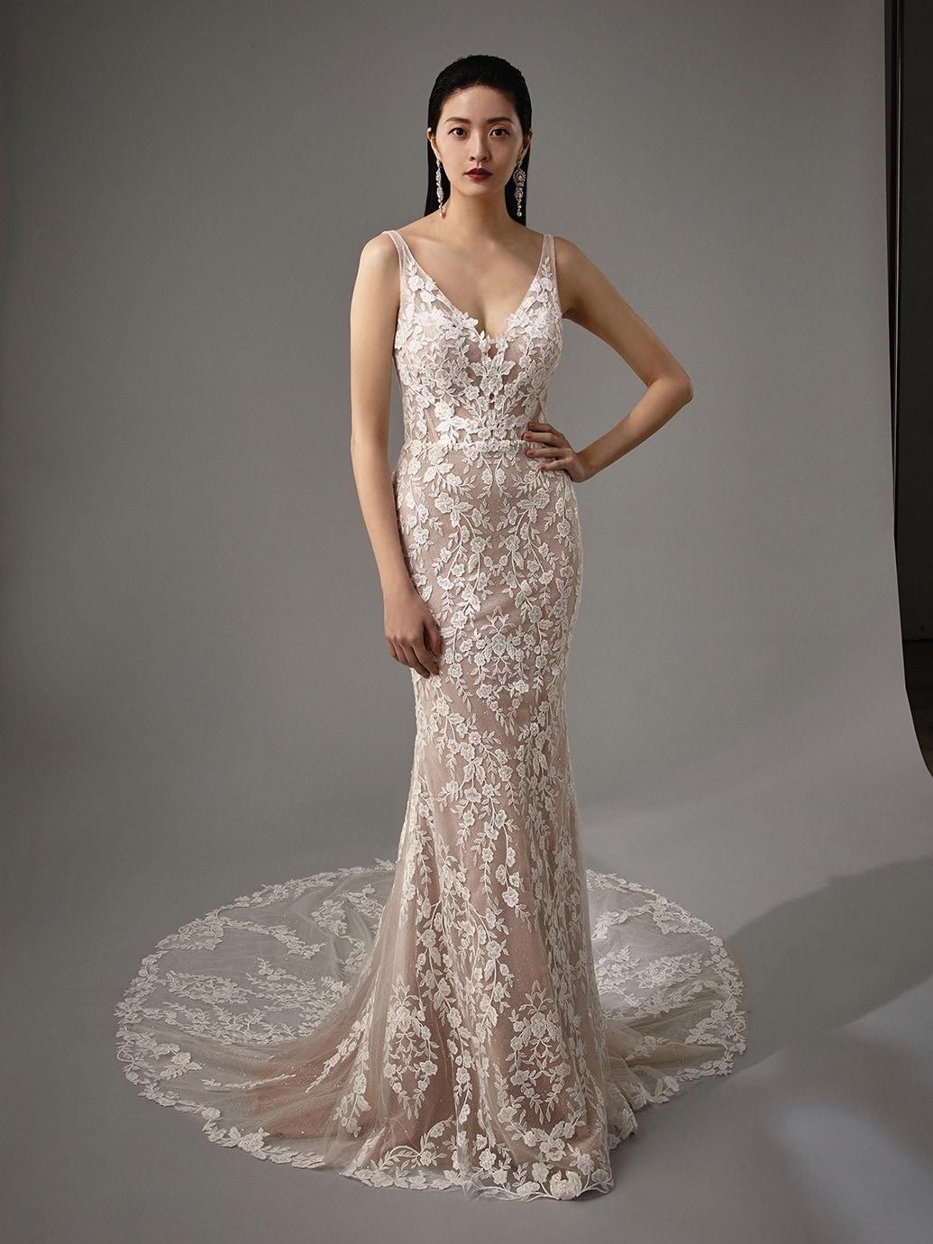 Rosafarbenes Brautkleid im Fit-and-Flare-Stil mit 3D-Spitze, V-Ausschnitt, tiefem Rücken und Schleppe von Blue by Enzoani, Modell Mirinda