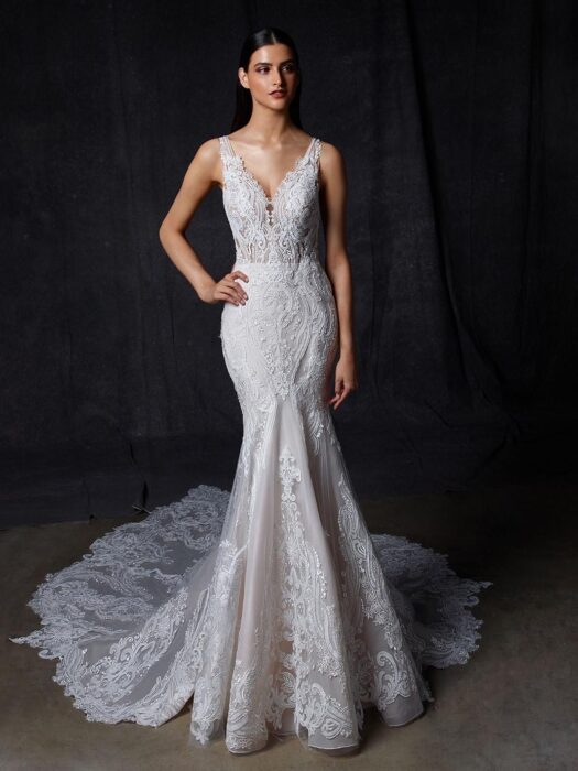 Fit-and-Flare-Brautkleid in Rosé mit 3D-Spitze, V-Ausschnitt, Tattoo-Effekt im Rücken und Schleppe von Enzoani, Modell Orsa