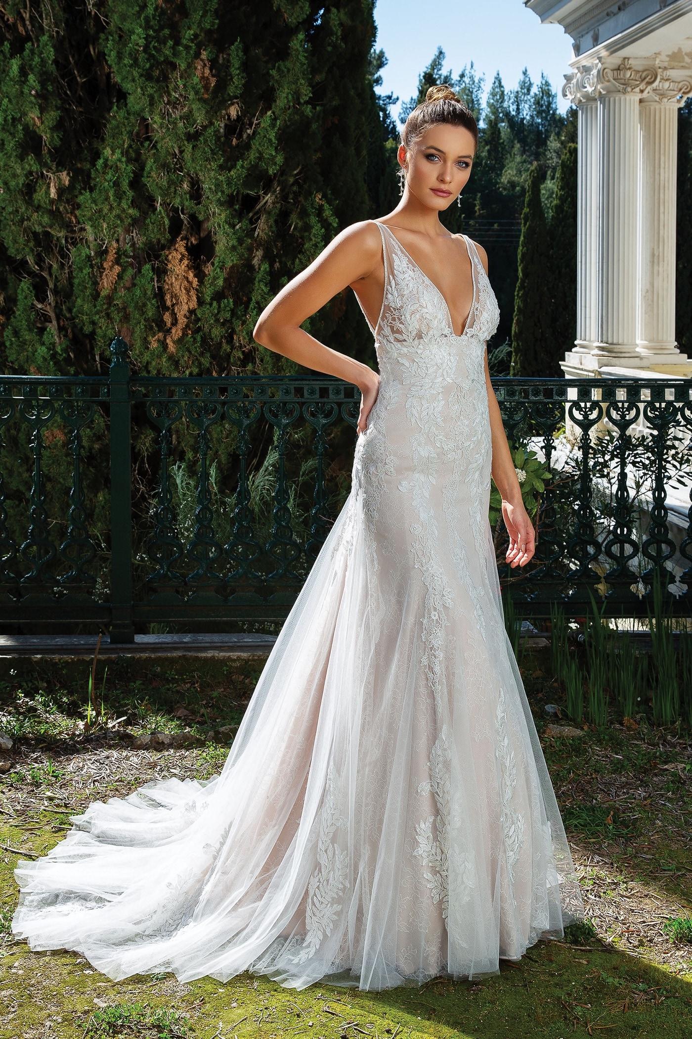 Rosafarbenes Brautkleid mit 3D-Spitze, Plunge-Ausschnitt, tiefem Rücken und Schleppe von Justin Alexander, Modell 88121