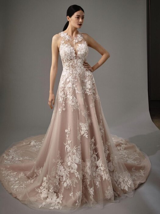 Rosafarbenes Brautkleid im Prinzessschnitt mit 3D-Spitze, Illusion-Ausschnitt, Tattoo-Effekt und Schleppe von Blue by Enzoani, Modell Michelle