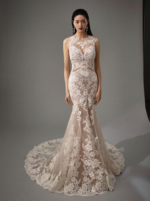 Fit-and-Flare-Brautkleid in Rosa mit 3D-Spitze, transparentem Spitzentop, Tattoo-Effekt, Illusion-Ausschnitt und Schleppe von Blue by Enzoani, Modell Matilda