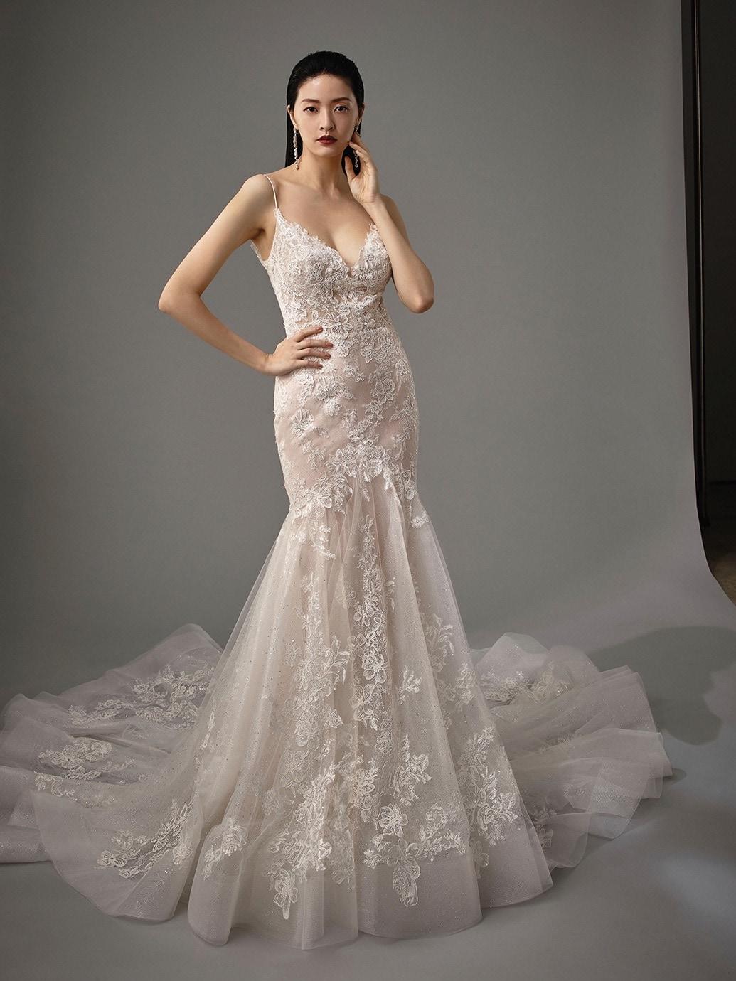 Rosafarbenes Fit-and-Flare-Brautkleid mit 3D-Spitze, Spaghettiträgern und Schleppe von Blue by Enzoani, Modell Magnolia
