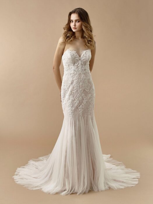 Rosafarbenes Brautkleid im Fit-and-Flare-Schnitt mit 3D-Spitze, trägerlosem Sweetheart-Ausschnitt und Schleppe von Beautiful Bridal, Modell BT 20-20