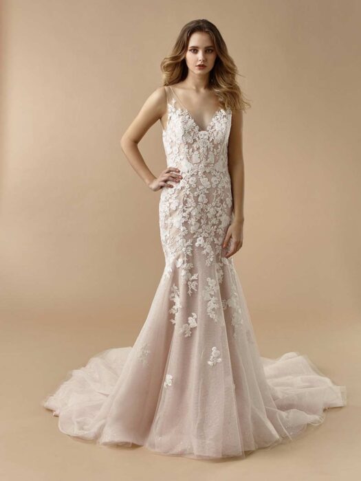 Rosafarbenes Brautkleid im Fit-and-Flare-Schnitt mit 3D-Spitze, Illusion-Ausschnitt und Schleppe von Beautiful Bridal, Modell BT 20-01