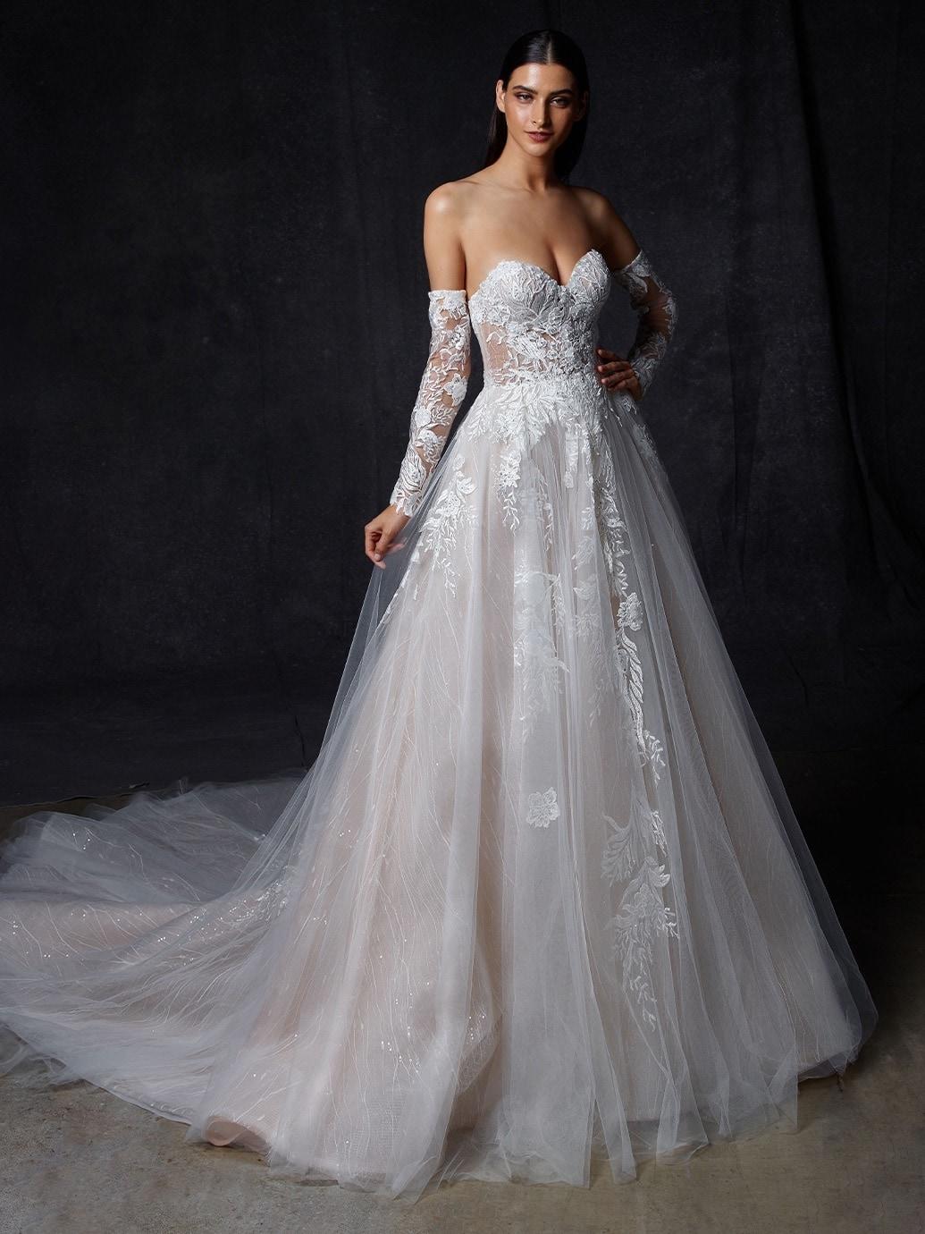 Roséfarbenes Brautkleid im Prinzessschnitt mit transparentem Spitzentop, trägerlosem Sweetheart-Ausschnitt, Spitzenarmstulpen und Schleppe von Enzoani, Modell Onika