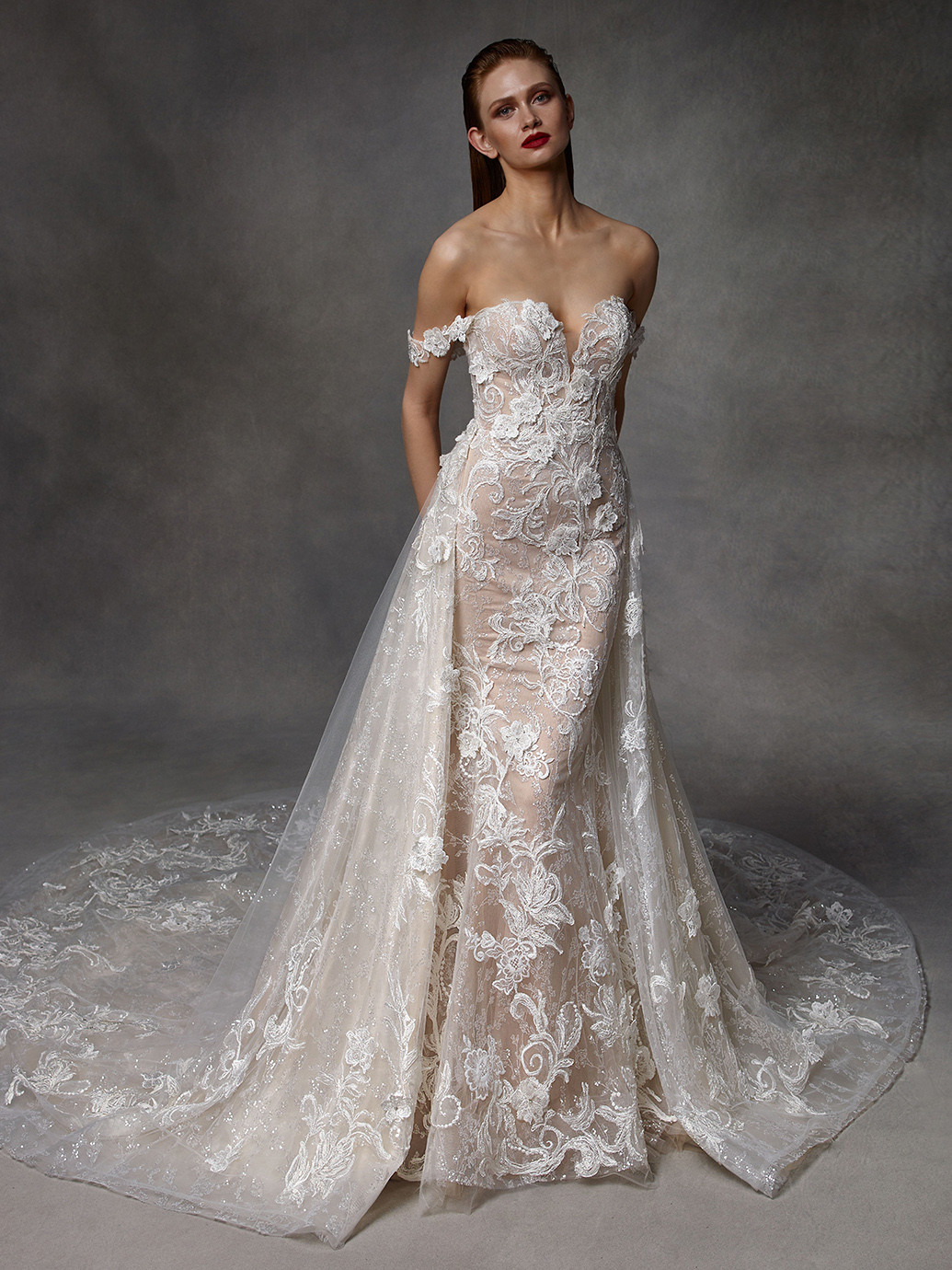 Rosafarbenes Brautkleid mit Kontrastspitze, Off-Shoulder-Trägern und Schleppe von Badgley Mischka, Modell Dita