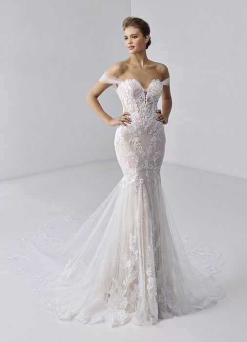 Fit-and-Flare-Brautkleid in Rosa mit Off-Shoulder-Trägern und Spitzenschleppe von Etoile, Modell Evangeline