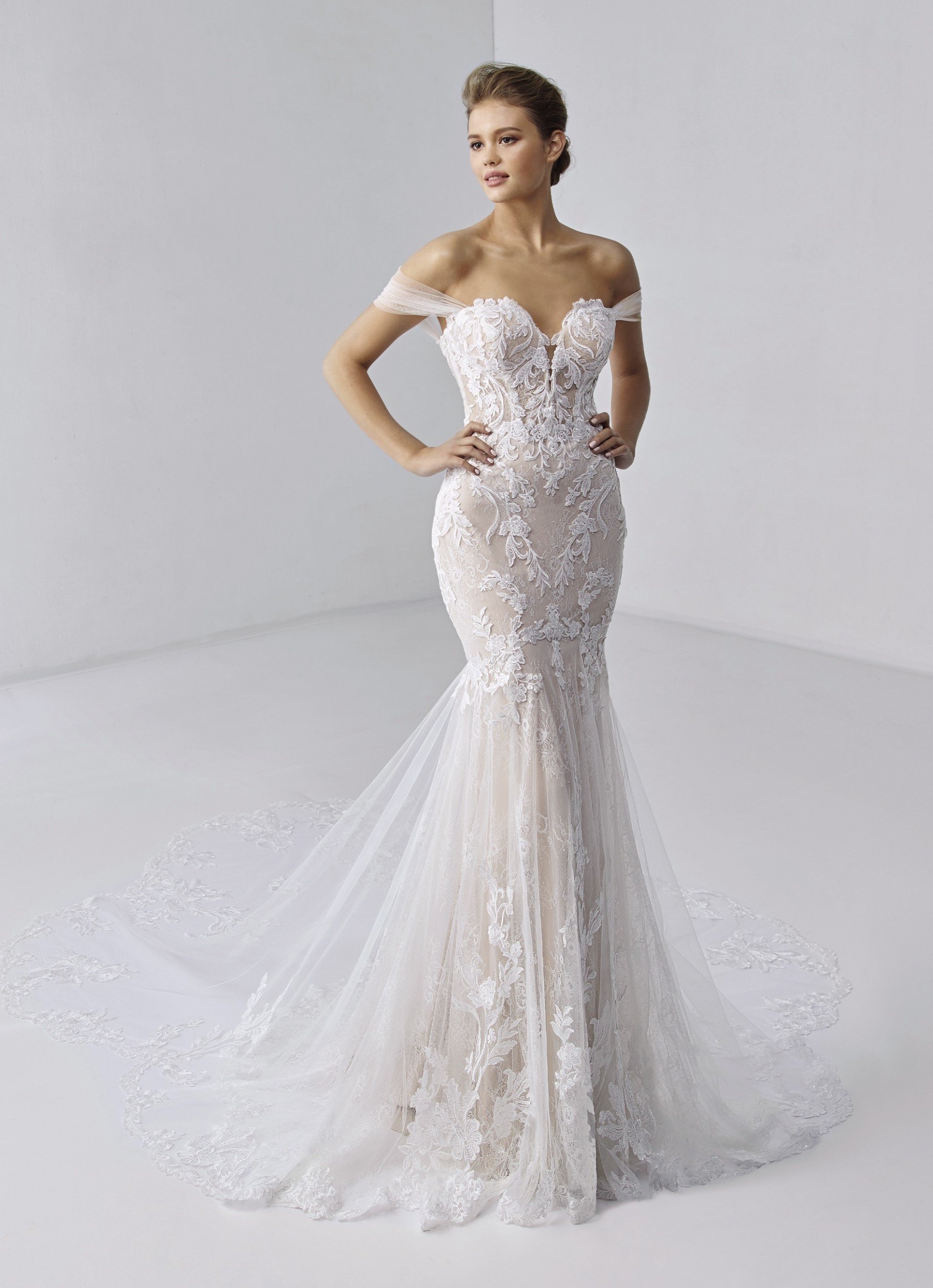 Fit-and-Flare-Brautkleid in Rosa mit Off-Shoulder-Trägern und Spitzenschleppe von Etoile, Modell Evangeline