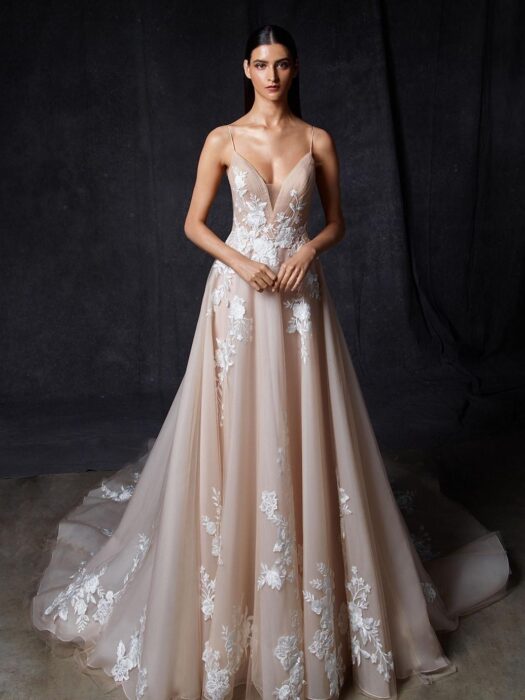 Brautkleid im Prinzessschnitt in Rosa mit 3D-Spitze, Plunge-Ausschnitt, Spaghettiträgern, tiefem Rücken, Schleppe und passendem Schleier von Enzoani, Modell Orion