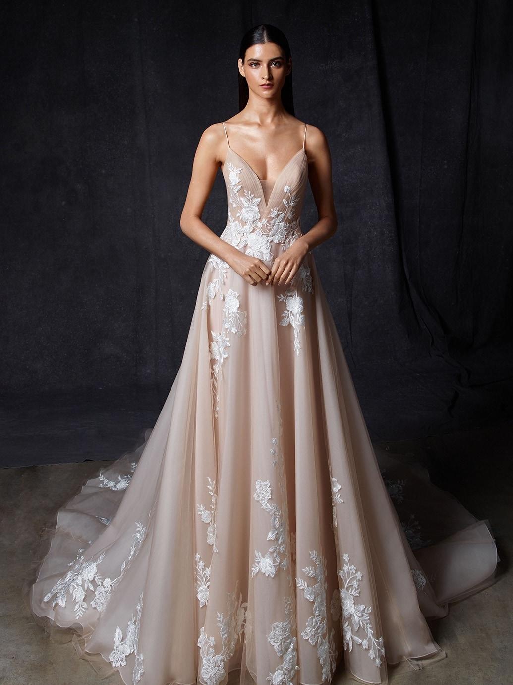 Brautkleid im Prinzessschnitt in Rosa mit 3D-Spitze, Plunge-Ausschnitt, Spaghettiträgern, tiefem Rücken, Schleppe und passendem Schleier von Enzoani, Modell Orion
