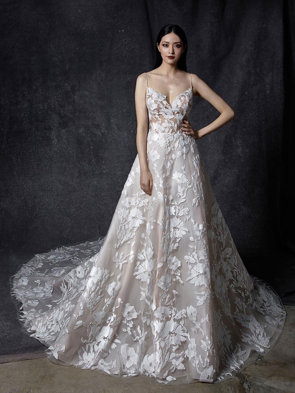 Roséfarbenes Brautkleid im Prinzessschnitt mit transparentem Spitzentop, Spaghettiträgern, Sweetheart-Ausschnitt, tiefem Rücken und passendem Schleier von Enzoani, Modell Odesia