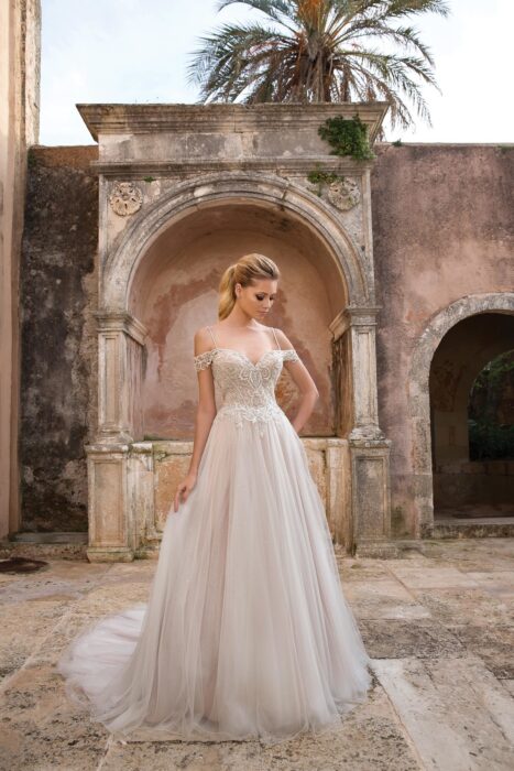 Rosafarbenes Off-Shoulder-Brautkleid mit Tüllrock von Justin Alexander, Modell 88052