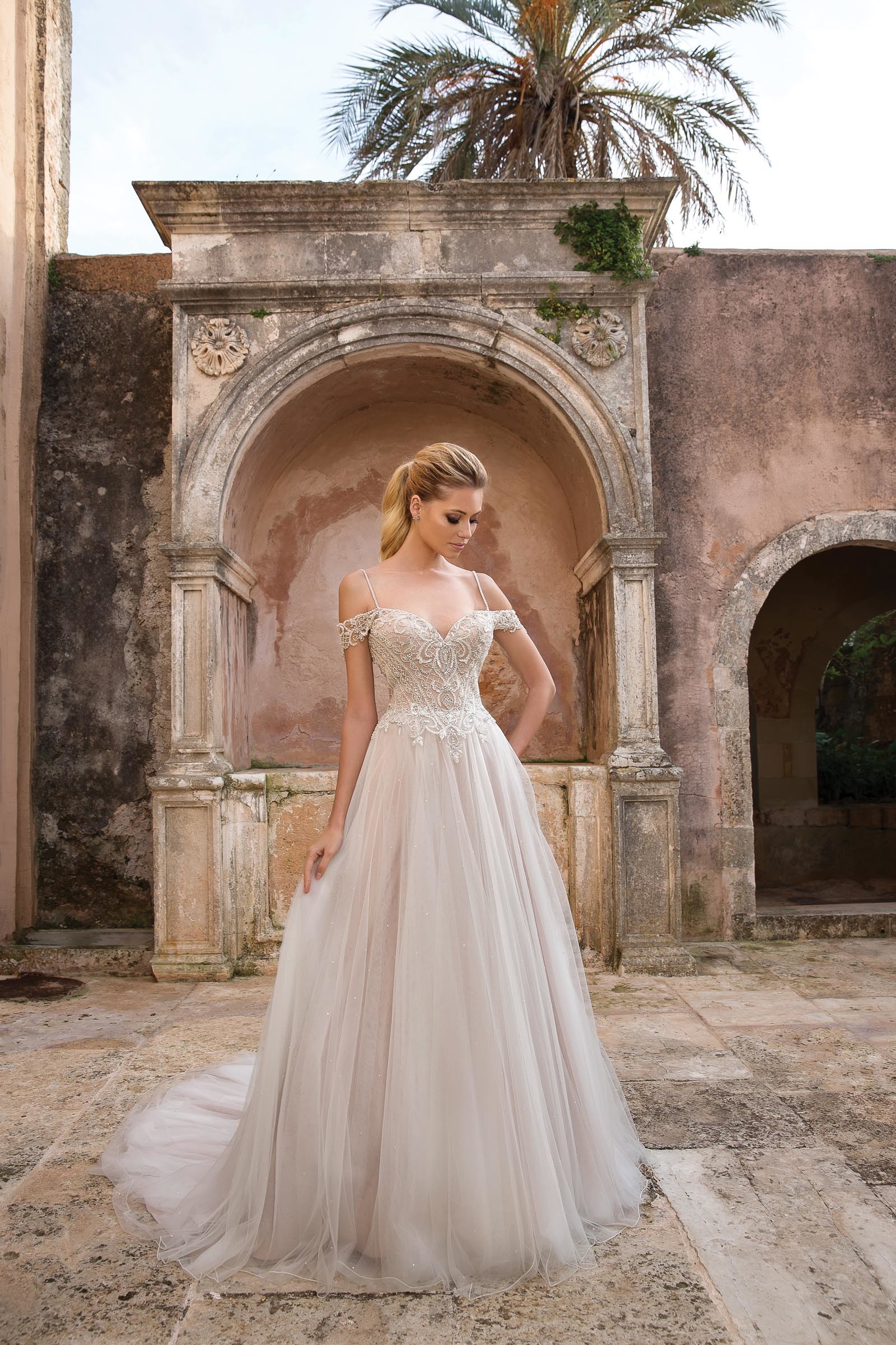 Rosafarbenes Off-Shoulder-Brautkleid mit Tüllrock von Justin Alexander, Modell 88052
