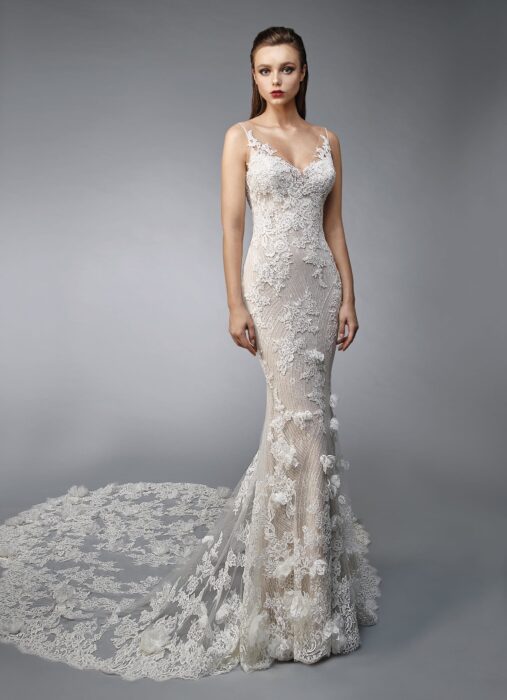 Rosafarbenes Brautkleid im Fit-and-Flare-Schnitt mit cremefarbener Spitze, Tattoo-Effekt, Blütenapplikationen und Schleppe von Enzoani, Modell Nicolette