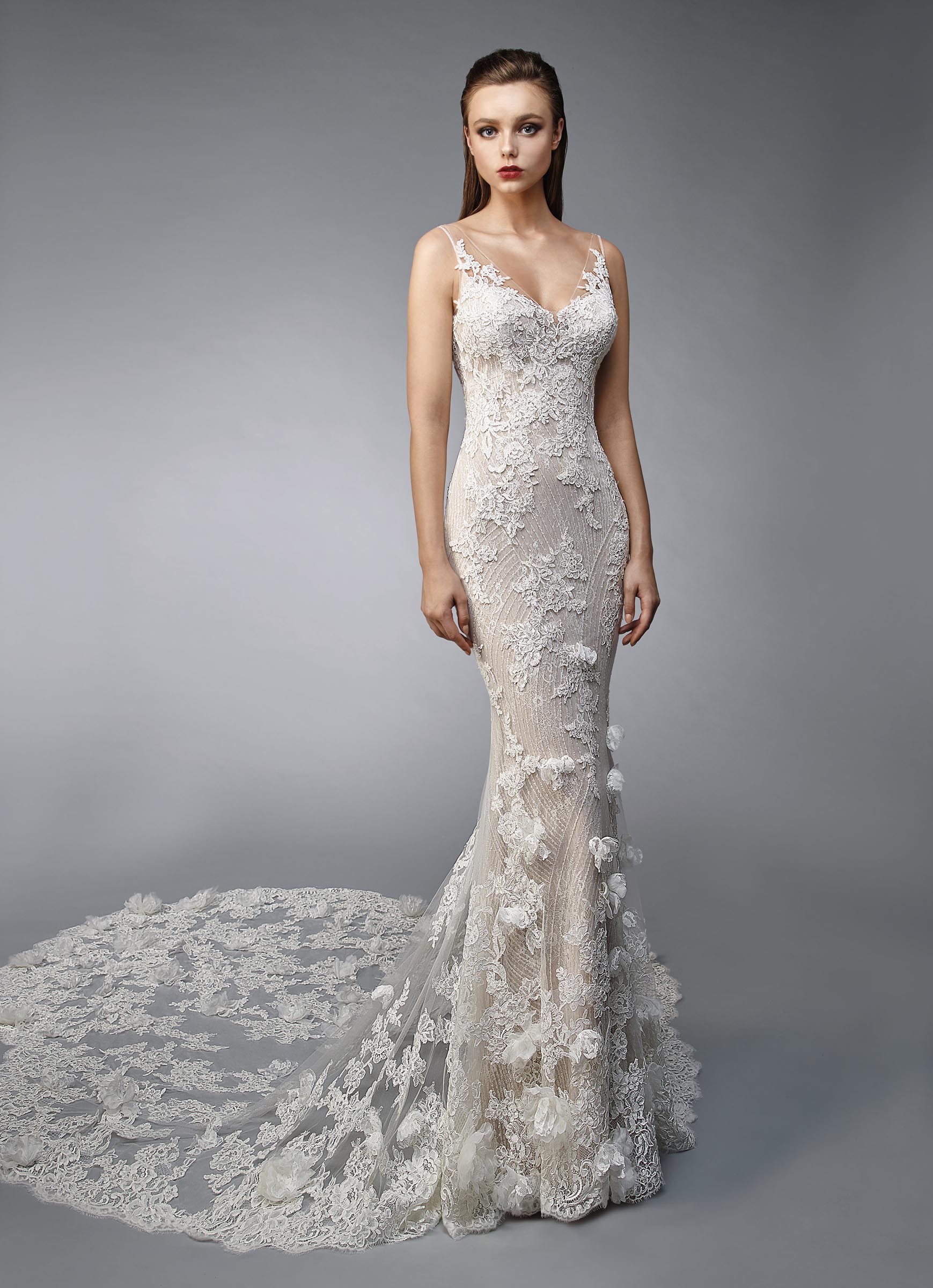 Rosafarbenes Brautkleid im Fit-and-Flare-Schnitt mit cremefarbener Spitze, Tattoo-Effekt, Blütenapplikationen und Schleppe von Enzoani, Modell Nicolette