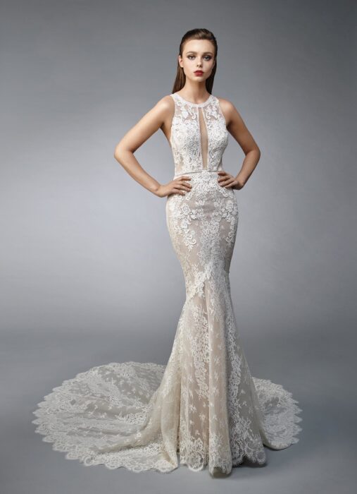 Rosafarbenes Brautkleid im Fit-and-Flare-Schnitt mit cremefarbener Spitze, Neckholder, Cutout und Schleppe von Enzoani, Modell Novia