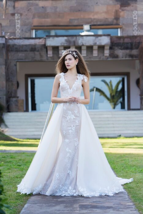 Fit-and-Flare-Hochzeitskleid in Rosa mit 3D-Spitze, Schleppe und tiefem V-Ausschnitt von Emine Yildirim, Modell 8035