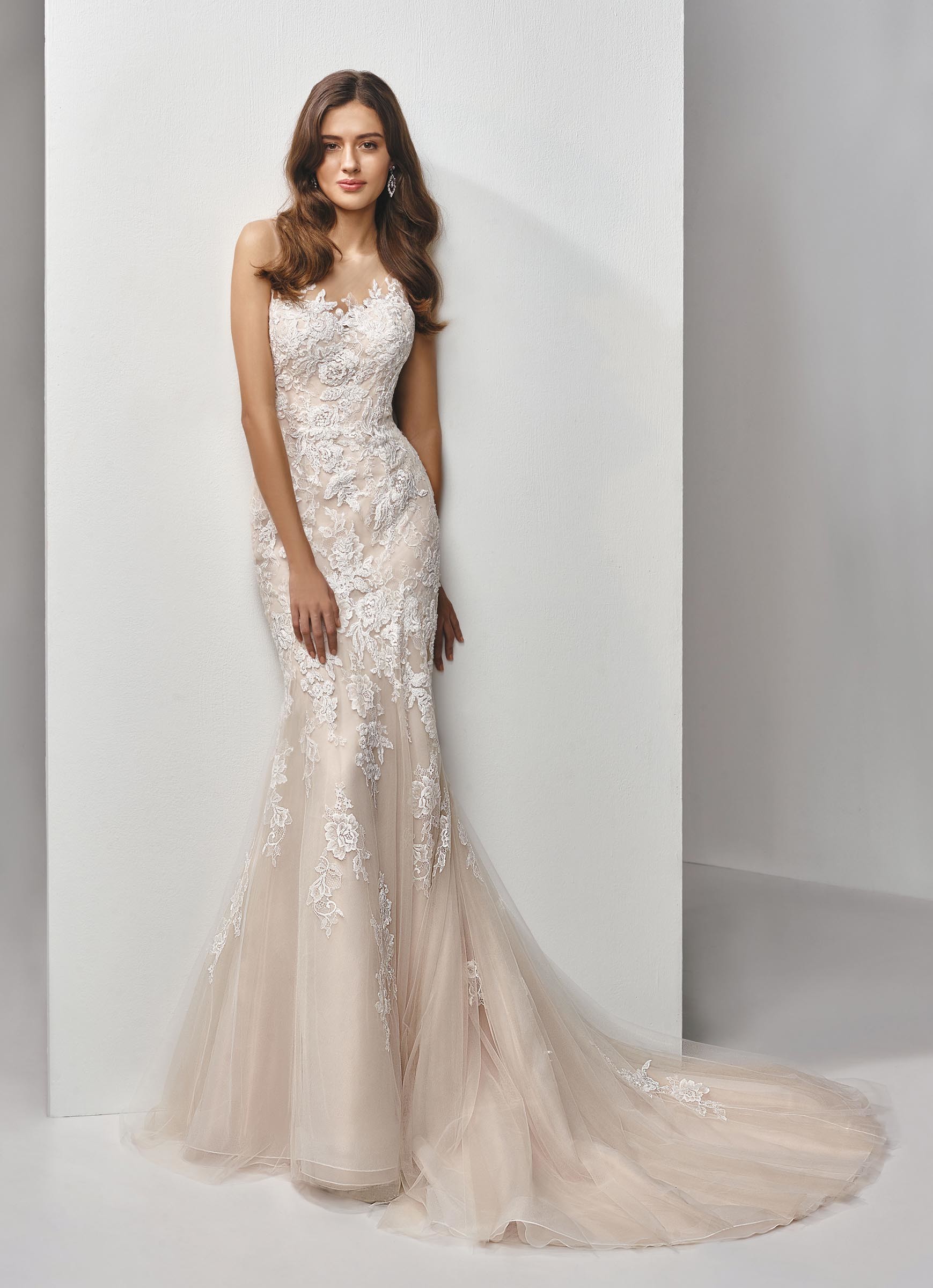 Rosafarbenes Fit and Flare-Brautkleid mit Spitze und Tattoo-Effekt von Beautiful Bridal, Modell BT19-14