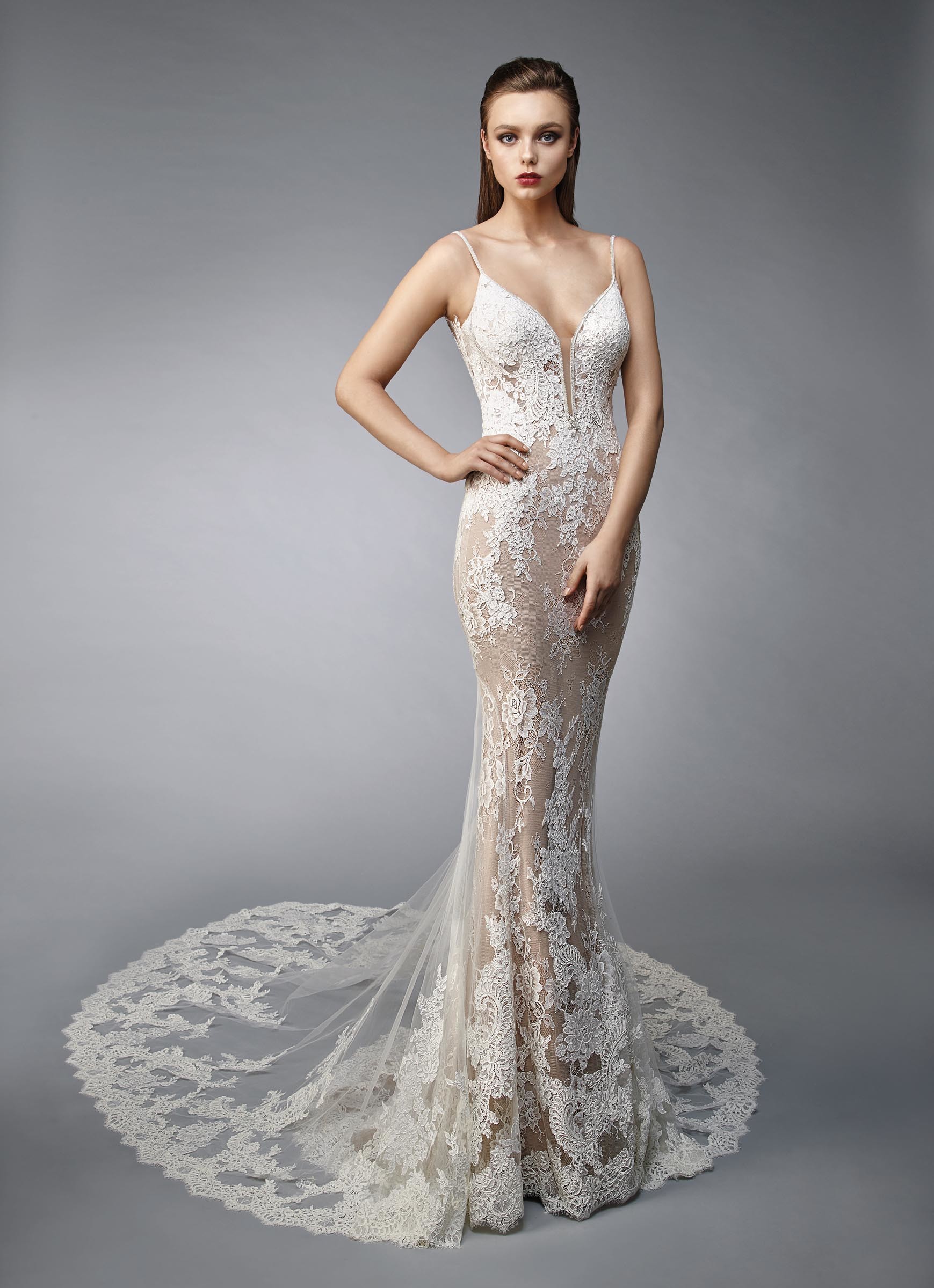 Rosafarbenes Brautkleid im Fit-and-Flare-Schnitt mit cremefarbener Spitze, Plunge-Ausschnitt, Spaghettiträgern und Schleppe von Enzoani, Modell Neve