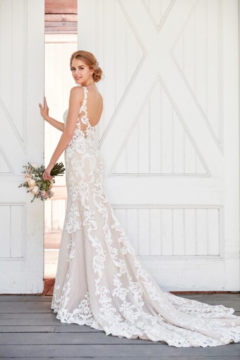 Figurbetontes, rosafarbenes Brautkleid im Vintage Stil mit cremefarbener Spitze und raffiniertem Rücken von Martina Liana, Modell 931