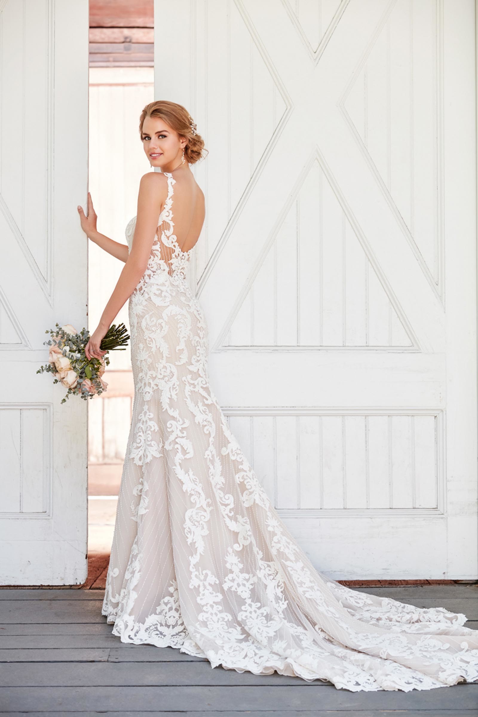 Figurbetontes, rosafarbenes Brautkleid im Vintage Stil mit cremefarbener Spitze und raffiniertem Rücken von Martina Liana, Modell 931