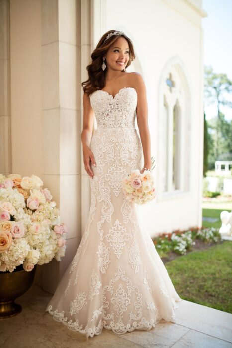 Rosafarbenes Brautkleid im Fit and Flare Schnitt mit cremefarbener Spitze und trägerlosem Ausschnitt in Herzform von Stella York, Modell 6589